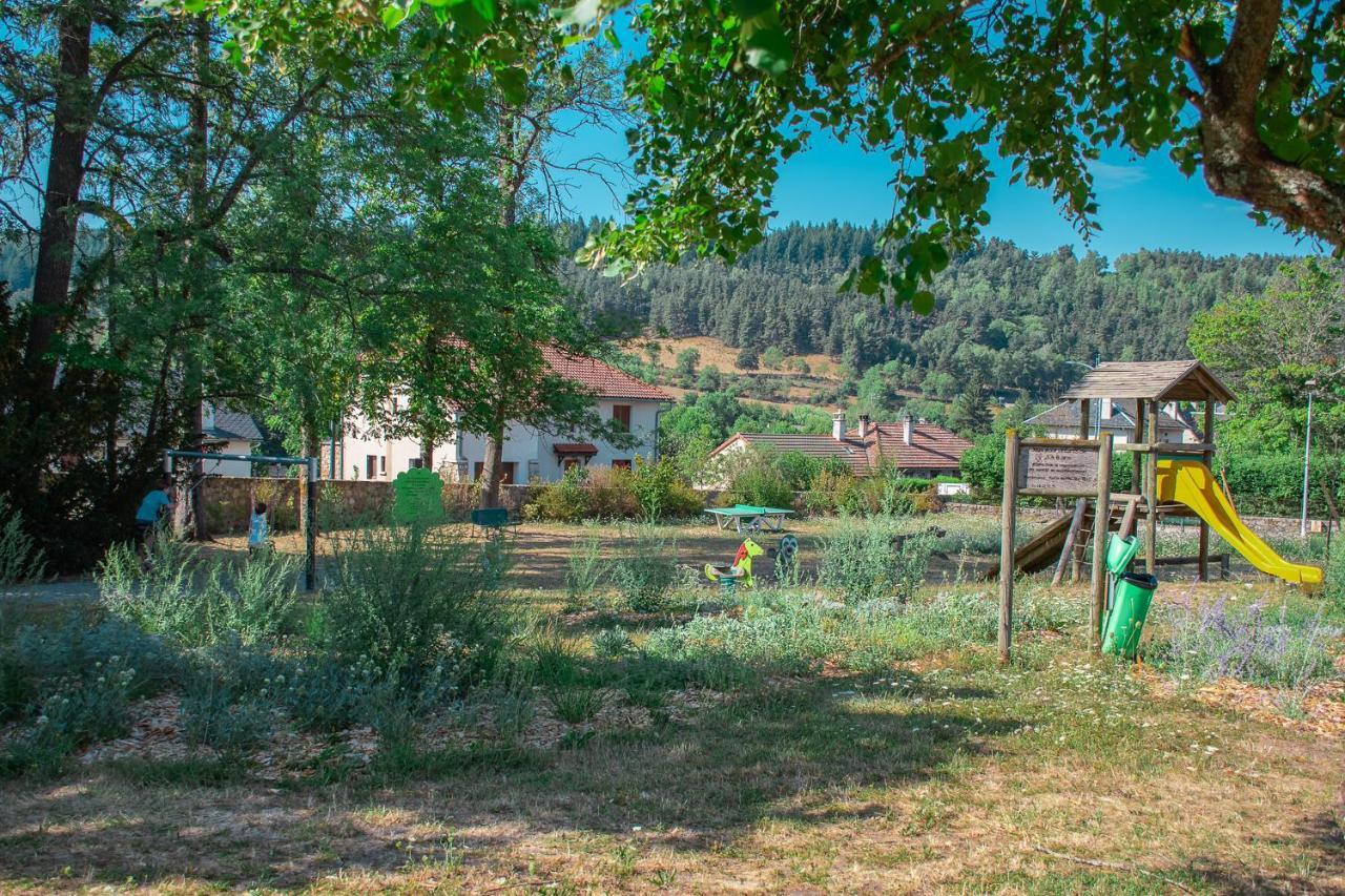 Villages De Gites Le Pigeonnier Le Malzieu-Ville Exterior photo